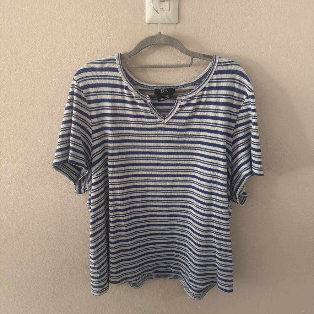 Blue and white striped top‎